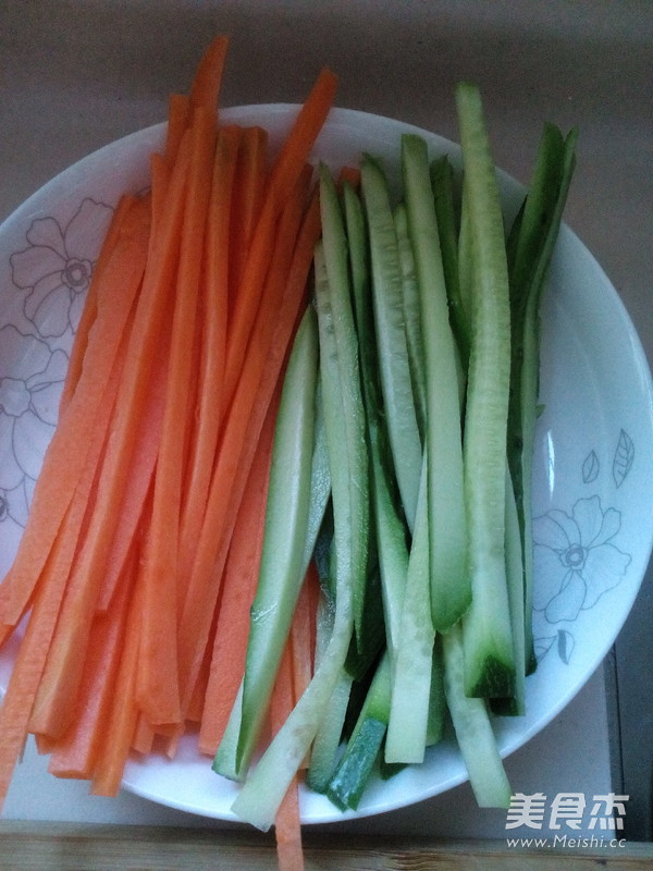 <a href=/shicai/shuichanpin/ZiCai/index.html target=_blank><u>紫菜</u></a>包饭的做法