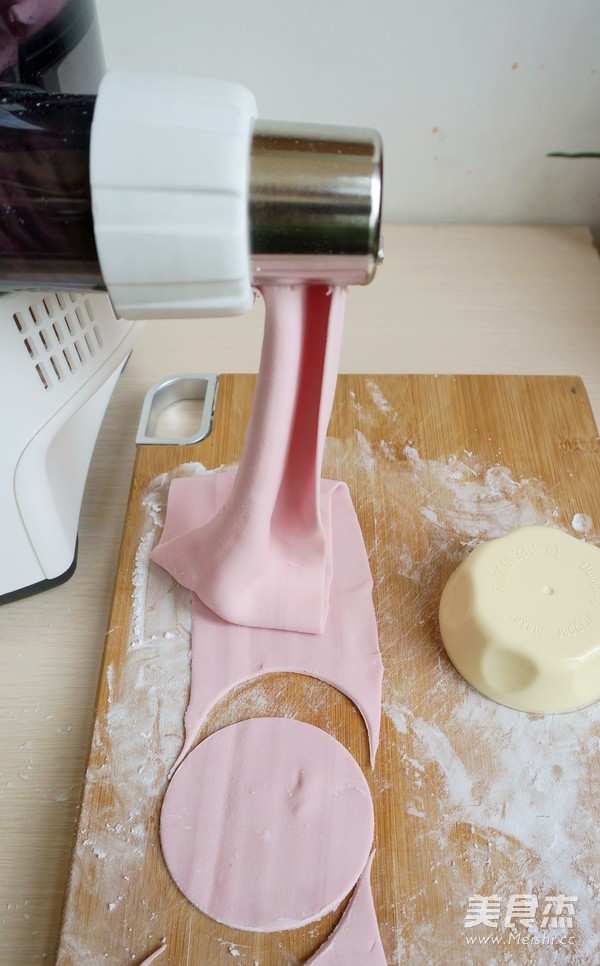 <a href=/shicai/rouqin/ZhuRou/index.html target=_blank><u>猪肉</u></a><a href=/shicai/shucai/XingBaoGu/index.html target=_blank><u><a href=/shicai/guopin/Xing/index.html target=_blank><u>杏</u></a>鲍菇</u></a>水饺的做法