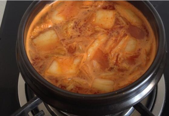 <a href=/shicai/shuichanpin/JinQiangYu/index.html target=_blank><u>金枪鱼</u></a>泡菜<a href=/shicai/mimian/FenSi/index.html target=_blank><u>粉丝</u></a>怎么做?