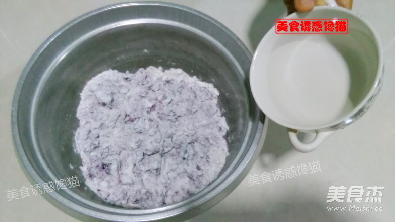 螺纹<a href=/shicai/shucai/ZiShu/index.html target=_blank><u>紫薯</u></a><a href=/shicai/guopin/HuaSheng/index.html target=_blank><u>花生</u></a>包的做法