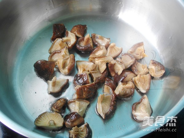 <a href=/shicai/shucai/XiangGu/index.html target=_blank><u>香菇</u></a><a href=/shicai/guopin/LiZi/index.html target=_blank><u>栗子</u></a>烧<a href=/shicai/rouqin/PaiGu/index.html target=_blank><u>排骨</u></a>的做法