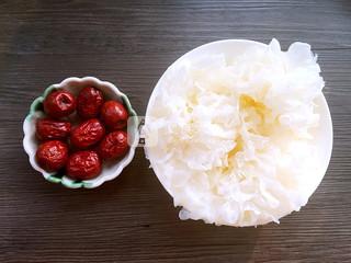 红<a href=/shicai/guopin/Zao/index.html target=_blank><u>枣</u></a><a href=/shicai/shucai/YinEr/index.html target=_blank><u>银耳</u></a>羹