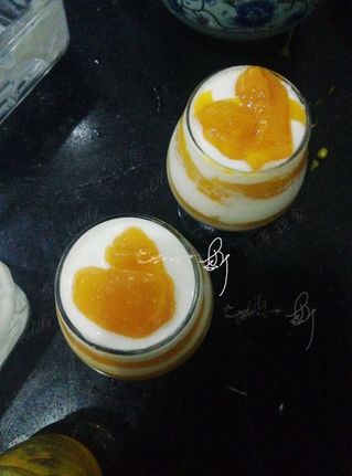 <a href=/shicai/guopin/MangGuo/index.html target=_blank><u>芒果</u></a>冻<a href=/shicai/mimian/SuanNai/index.html target=_blank><u>酸奶</u></a>杯