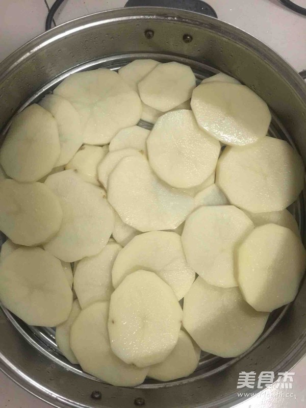 自制<a href=/shicai/shucai/TuDou/index.html target=_blank><u>土豆</u></a>饼的做法