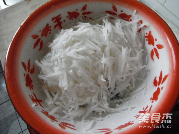 <a href=/shicai/rouqin/ZhuRou/index.html target=_blank><u>猪肉</u></a>白<a href=/shicai/shucai/LuoBo/index.html target=_blank><u>萝卜</u></a>包子馅的做法