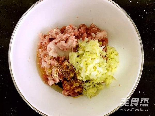 <a href=/shicai/shucai/YuanBaiCai/index.html target=_blank><u>圆<a href=/shicai/shucai/BaiCai/index.html target=_blank><u>白菜</u></a></u></a><a href=/shicai/rouqin/ZhuRou/index.html target=_blank><u>猪肉</u></a>水饺的做法