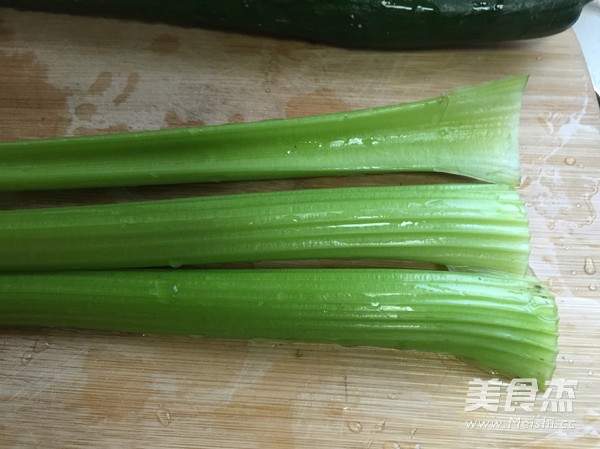 <a href=/shicai/shucai/XiQin/index.html target=_blank><u>西芹</u></a><a href=/shicai/shucai/HuangGua/index.html target=_blank><u>黄瓜</u></a><a href=/shicai/guopin/PingGuo/index.html target=_blank><u>苹果</u></a>汁的做法