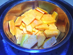 <a href=/shicai/mimian/QiaoKeLi/index.html target=_blank><u>巧克力</u></a>爆浆<a href=/shicai/shucai/NanGua/index.html target=_blank><u>南瓜</u></a>饼步骤3