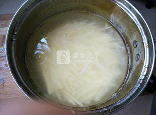 炒瘦肉<a href=/shicai/shucai/TuDou/index.html target=_blank><u>土豆</u></a>丝