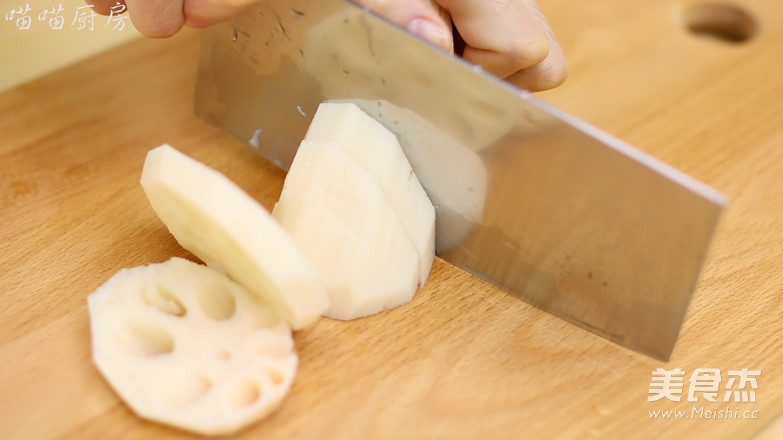 <a href=/shicai/shucai/LianOu/index.html target=_blank><u>莲<a href=/shicai/shucai/Ou/index.html target=_blank><u>藕</u></a></u></a><a href=/shicai/guopin/HuaSheng/index.html target=_blank><u>花生</u></a><a href=/shicai/rouqin/PaiGu/index.html target=_blank><u>排骨</u></a>汤的做法