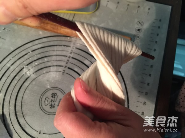 贝壳<a href=/shicai/guopin/HeiZhiMa/index.html target=_blank><u>黑<a href=/shicai/guopin/ZhiMa/index.html target=_blank><u>芝麻</u></a></u></a>花卷的做法