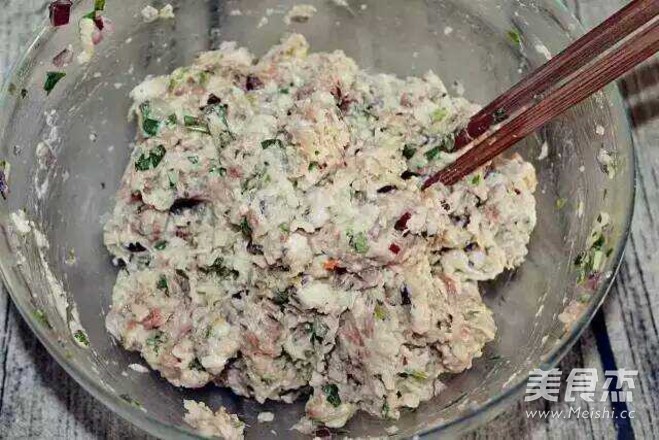 春季提高抵抗力,一定给孩子多吃<a href=/shicai/shucai/LianOu/index.html target=_blank><u>莲<a href=/shicai/shucai/Ou/index.html target=_blank><u>藕</u></a></u></a>!味道超赞的<a href=/shicai/shucai/Ou/index.html target=_blank><u>藕</u></a>香肉饼!的做法