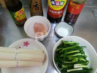 <a href=/shicai/diaoweipin/CongYou/index.html target=_blank><u>葱油</u></a>干煸鸡丝拌面