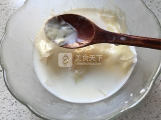 抹茶<a href=/shicai/guopin/CaoMei/index.html target=_blank><u>草莓</u></a>慕斯蛋糕