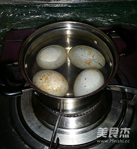 剁椒<a href=/shicai/rouqin/PiDan/index.html target=_blank><u>皮蛋</u></a>的做法