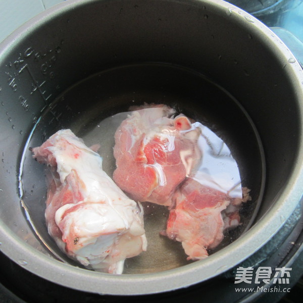 拆骨<a href=/shicai/shuichanpin/HaiDai/index.html target=_blank><u>海带</u></a>汤的做法