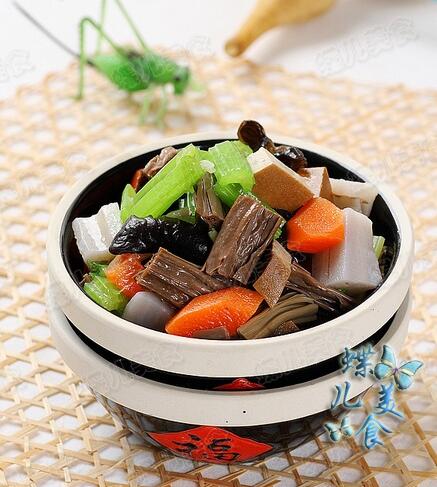 <a href=/shicai/shucai/LianOu/index.html target=_blank><u>莲<a href=/shicai/shucai/Ou/index.html target=_blank><u>藕</u></a></u></a><a href=/shicai/shucai/QinCai/index.html target=_blank><u>芹菜</u></a>拌<a href=/shicai/mimian/HeiDou/index.html target=_blank><u>黑豆</u></a><a href=/shicai/mimian/FuZhu/index.html target=_blank><u>腐竹</u></a>