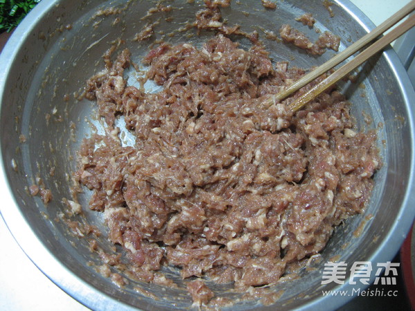 <a href=/shicai/rouqin/ZhuRou/index.html target=_blank><u>猪肉</u></a><a href=/shicai/shucai/XingBaoGu/index.html target=_blank><u><a href=/shicai/guopin/Xing/index.html target=_blank><u>杏</u></a>鲍菇</u></a>水饺的做法