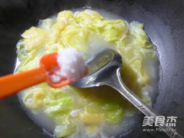 虾皮<a href=/shicai/shucai/YuanBaiCai/index.html target=_blank><u>圆<a href=/shicai/shucai/BaiCai/index.html target=_blank><u>白菜</u></a></u></a><a href=/shicai/mimian/YuMiMian/index.html target=_blank><u><a href=/shicai/mimian/YuMi/index.html target=_blank><u>玉米</u></a>面</u></a>疙瘩的做法