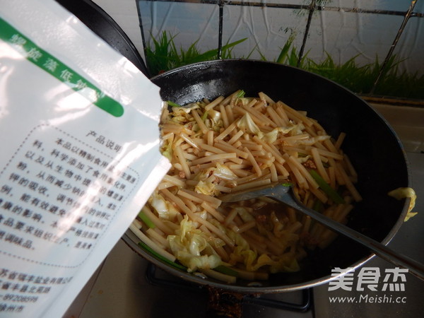 蛋皮<a href=/shicai/rouqin/HuoTui/index.html target=_blank><u>火腿</u></a>炒<a href=/shicai/mimian/NianGao/index.html target=_blank><u>年糕</u></a>的做法