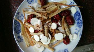 沙参<a href=/shicai/shucai/ShanYao/index.html target=_blank><u>山药</u></a>炖猪骨汤