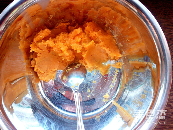 <a href=/shicai/shucai/HongShu/index.html target=_blank><u>红薯</u></a>饼的做法