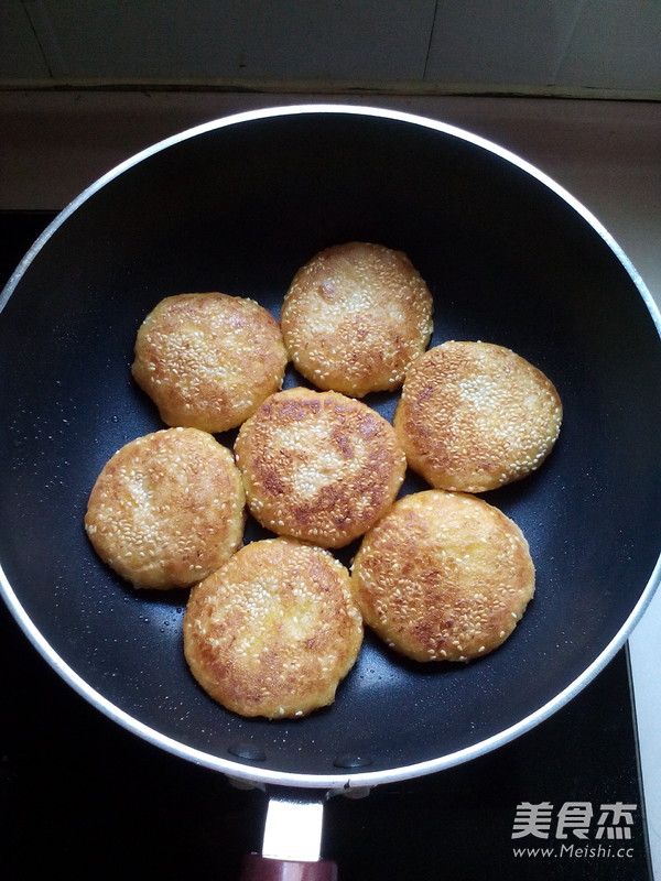 <a href=/shicai/shucai/NanGua/index.html target=_blank><u>南瓜</u></a>饼的做法