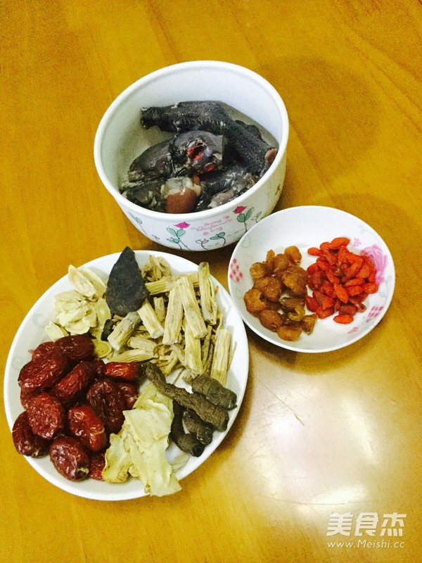 滋补<a href=/shicai/rouqin/WuJi/index.html target=_blank><u>乌鸡</u></a>汤的做法