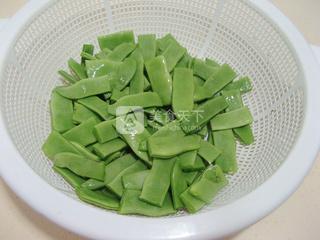 <a href=/shicai/rouqin/LaRou/index.html target=_blank><u>腊肉</u></a>炒<a href=/shicai/shucai/DouJiao/index.html target=_blank><u>豆角</u></a>