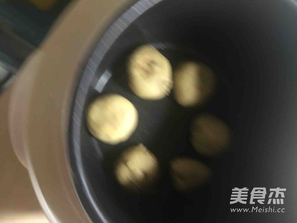 爆浆<a href=/shicai/guopin/XianJiao/index.html target=_blank><u>香蕉</u></a><a href=/shicai/mimian/MianBao/index.html target=_blank><u>面包</u></a>电饭煲版的做法