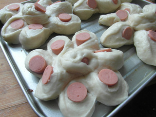 <a href=/shicai/rouqin/XiangChang/index.html target=_blank><u>香肠</u></a><a href=/shicai/mimian/MianBao/index.html target=_blank><u>面包</u></a>之花朵形