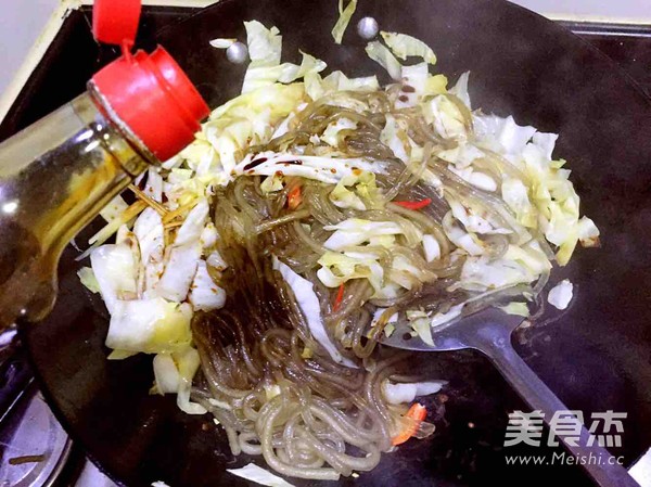 <a href=/shicai/shucai/HongShu/index.html target=_blank><u>红薯</u></a>粉炒包菜的做法