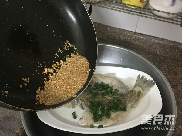 <a href=/shicai/shuichanpin/LuYu/index.html target=_blank><u>鲈鱼</u></a>怎么做好吃——蒜香<a href=/shicai/shuichanpin/LuYu/index.html target=_blank><u>鲈鱼</u></a>的做法