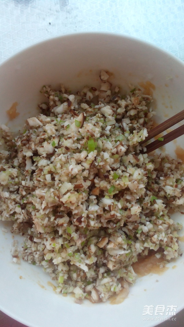 <a href=/shicai/rouqin/ZhengJi/index.html target=_blank><u>鸡肉</u></a>菌菇饺子的做法