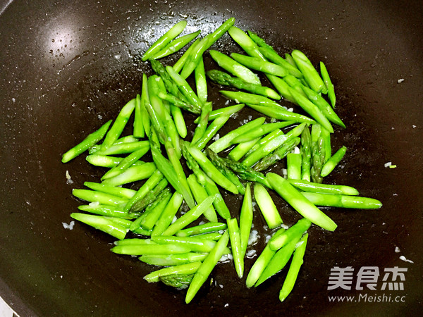 清炒<a href=/shicai/shucai/LuSun/index.html target=_blank><u>芦笋</u></a>的做法