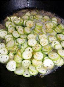 <a href=/shicai/shucai/SiGua/index.html target=_blank><u>丝瓜</u></a>肉汤