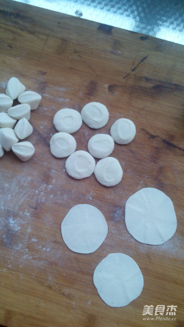 <a href=/shicai/rouqin/ZhengJi/index.html target=_blank><u>鸡肉</u></a>菌菇饺子的做法