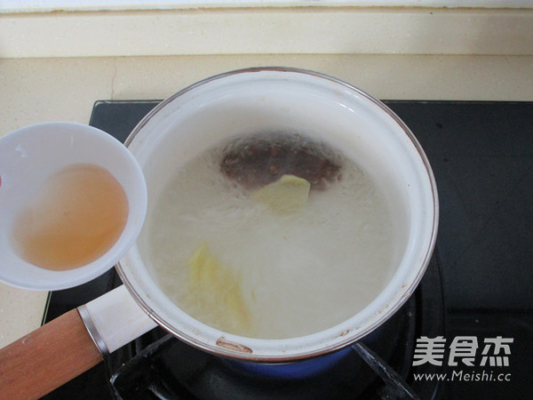 <a href=/shicai/shuichanpin/HaiSen/index.html target=_blank><u>海参</u></a><a href=/shicai/mimian/XiaoMi/index.html target=_blank><u>小米</u></a>粥的做法