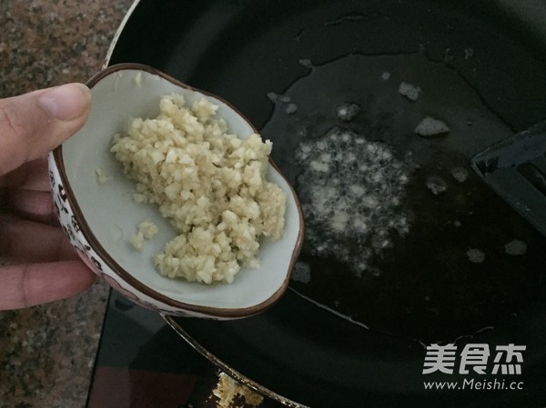 <a href=/shicai/shuichanpin/LuYu/index.html target=_blank><u>鲈鱼</u></a>怎么做好吃——蒜香<a href=/shicai/shuichanpin/LuYu/index.html target=_blank><u>鲈鱼</u></a>的做法