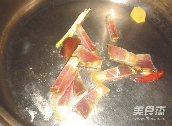 <a href=/shicai/rouqin/LaRou/index.html target=_blank><u>腊肉</u></a>炒<a href=/shicai/shucai/XiHuLu/index.html target=_blank><u>西葫芦</u></a>的做法