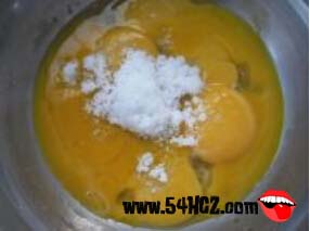 <a href=/shicai/mimian/NaiYou/index.html target=_blank><u>奶油</u></a>蛋糕的做法1