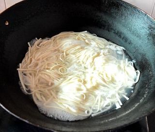 <a href=/shicai/rouqin/JiDan/index.html target=_blank><u>鸡蛋</u></a><a href=/shicai/shucai/ShengCai/index.html target=_blank><u>生菜</u></a>炒<a href=/shicai/mimian/GuaMian/index.html target=_blank><u>挂面</u></a>