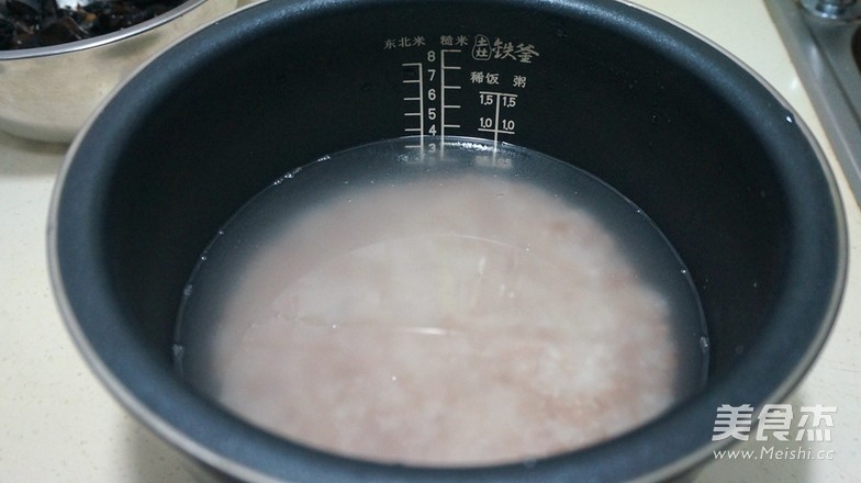 红<a href=/shicai/mimian/GengMi/index.html target=_blank><u>粳米</u></a>饭的做法