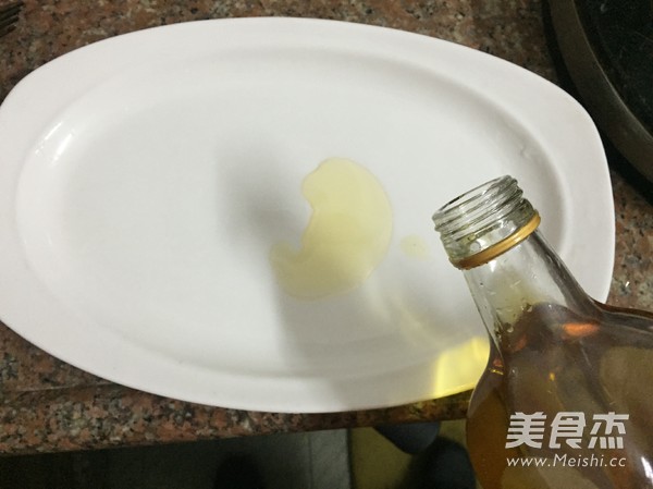 <a href=/shicai/shuichanpin/LuYu/index.html target=_blank><u>鲈鱼</u></a>怎么做好吃——蒜香<a href=/shicai/shuichanpin/LuYu/index.html target=_blank><u>鲈鱼</u></a>的做法