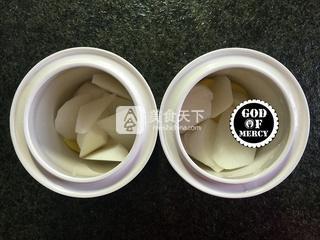 秋季减肥正当时养颜瘦身的白<a href=/shicai/shucai/LuoBo/index.html target=_blank><u>萝卜</u></a><a href=/shicai/rouqin/PaiGu/index.html target=_blank><u>排骨</u></a>汤