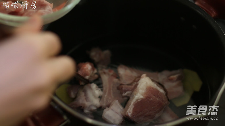 <a href=/shicai/shucai/LianOu/index.html target=_blank><u>莲<a href=/shicai/shucai/Ou/index.html target=_blank><u>藕</u></a></u></a><a href=/shicai/guopin/HuaSheng/index.html target=_blank><u>花生</u></a><a href=/shicai/rouqin/PaiGu/index.html target=_blank><u>排骨</u></a>汤的做法