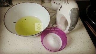 <a href=zt/qifengdg target=_blank><u>戚风蛋糕</u></a>的做法步骤：3