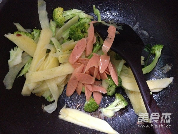 #恒大兴安#<a href=/shicai/rouqin/HuoTui/index.html target=_blank><u>火腿</u></a>炒<a href=/shicai/shucai/TuDou/index.html target=_blank><u>土豆</u></a>的做法