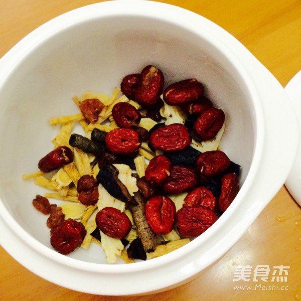 清补<a href=/shicai/rouqin/WuJi/index.html target=_blank><u>乌鸡</u></a>汤的做法