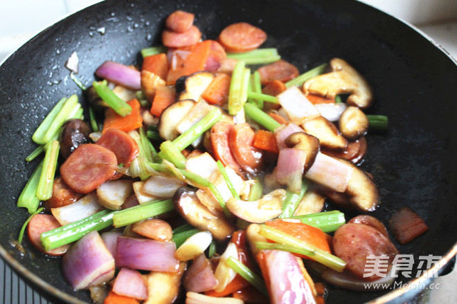 <a href=/shicai/guopin/HuoLongGuo/index.html target=_blank><u>火龙果</u></a>炒面的做法